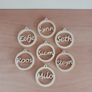 Houten kerstbal met eigen naam Houten kerstbal met eigen naam