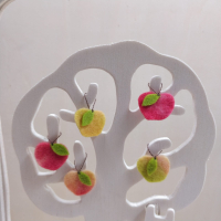 Vilten bloesems en appeltjes bij de boom