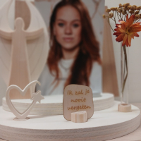 Gedenktafeltje of altaartje om je geliefde te herinneren 