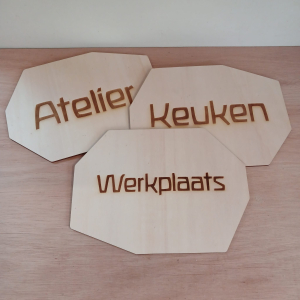Antroposofisch naambordje in het lettertype Roggenkamp, gegraveerde versie Antroposofisch naambordje in het lettertype Roggenkamp, gegraveerde versie