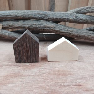 2 massief houten huisjes van verschillende houtsoorten 2 massief houten huisjes van verschillende houtsoorten