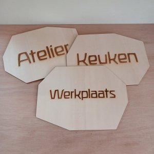Antroposofisch naambordje in het lettertype Roggenkamp, gegraveerde versie Antroposofisch naambordje in het lettertype Roggenkamp, gegraveerde versie