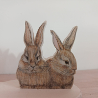 2 geïllustreerde konijntjes, met organisch gevormde houder en glazen vaasje